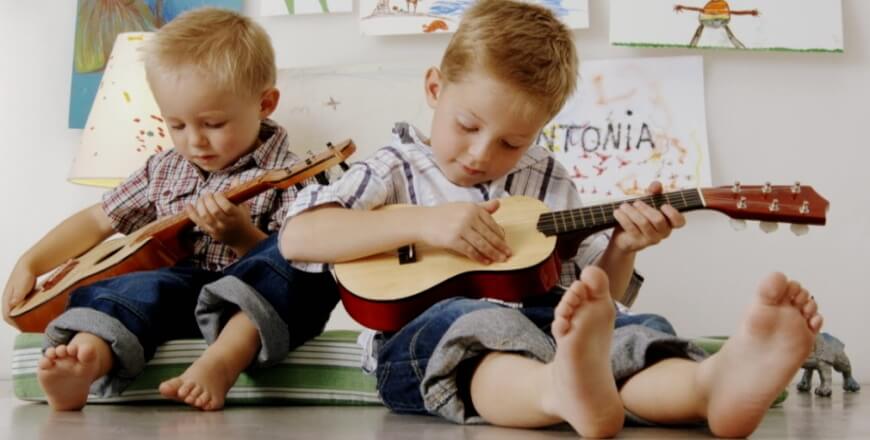 дети играют на гитаре