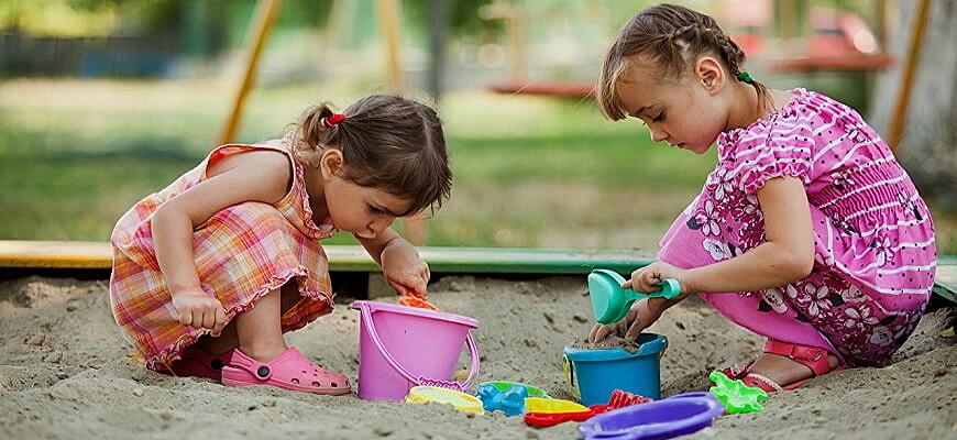 дети играют в песочнице