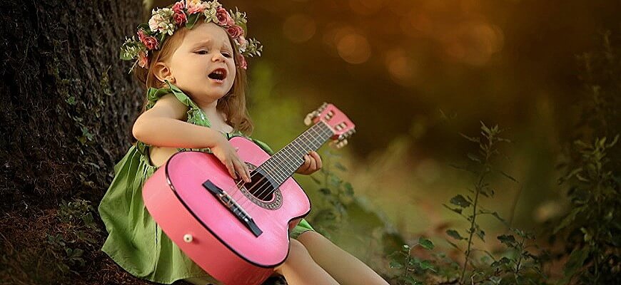 девочка играет на гитаре