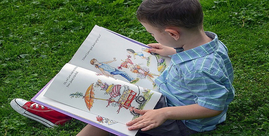 мальчик читает