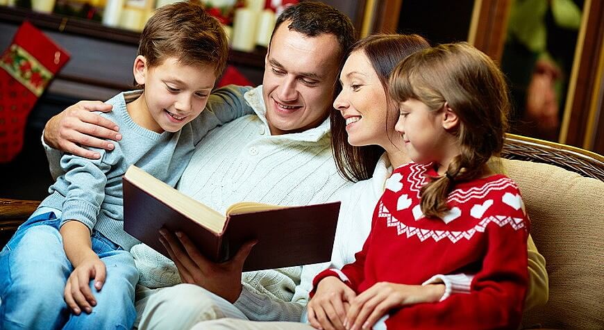 Семья вместе читают книгу